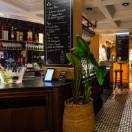 Flur in der Wine Bar mit Blick auf Angebotstafeln