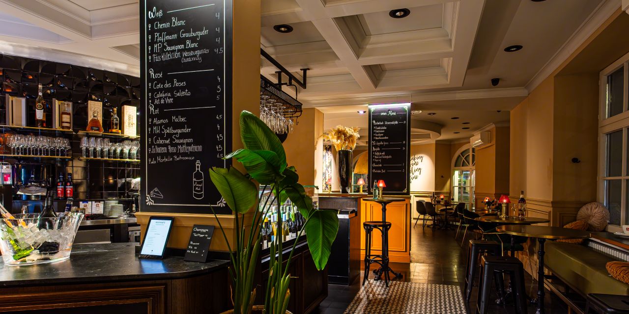 Flur in der Wine Bar mit Blick auf Angebotstafeln