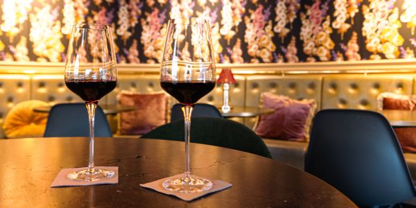 Zwei Gläser Rotwein