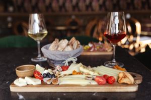 Käseplatte mit Feigen, Nüssen, Wein und Brot.