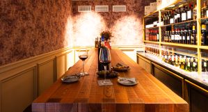 Langer, mit Wein und Antipasti gedeckter Tisch