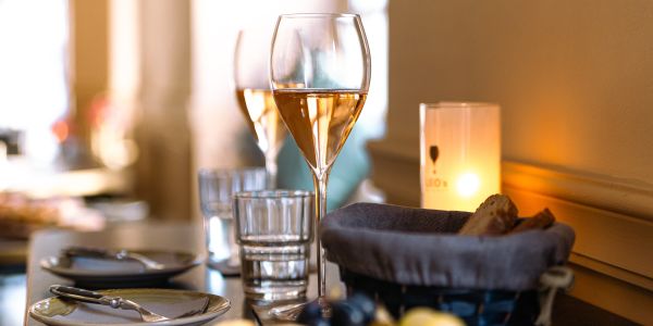Zwei Gläser Weißwein mit Brot und Wasser