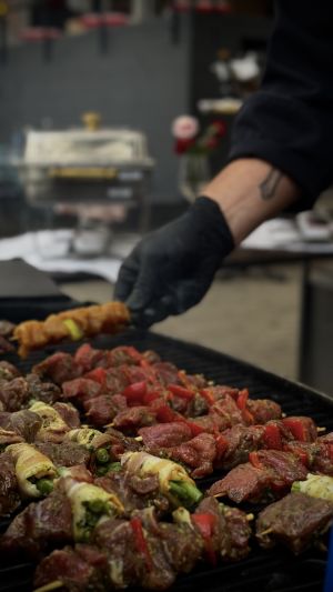 Grillspieße auf dem Grill